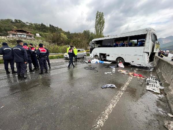 Sakarya'da işçileri taşıyan servis midibüsü devrildi: 2 ölü, 12 yaralı