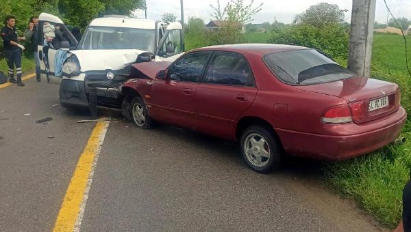 Sakarya'da otomobil ile hafif ticari araç çarpıştı; 3'ü çocuk 9 yaralı