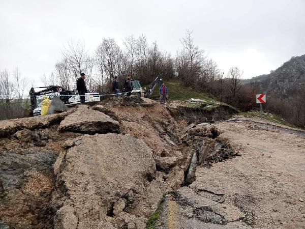 Samsun'da 3 mahalleyi birbirine bağlayan yol çöktü