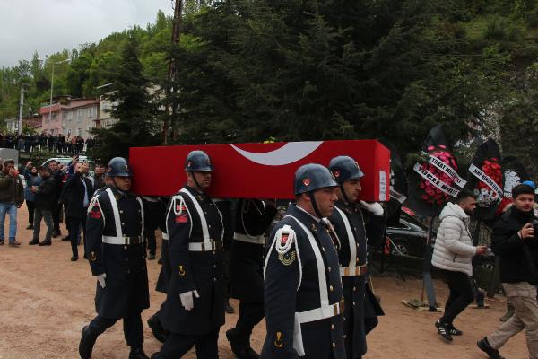 Şehit astsubayın cenazesi, memleketi Tokat'ta toprağa verildi (2)