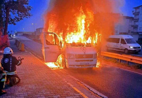 Servis minibüsü alev alev yandı