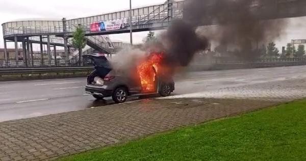 Seyir halindeyken yangın çıkan cip, alev alev yandı