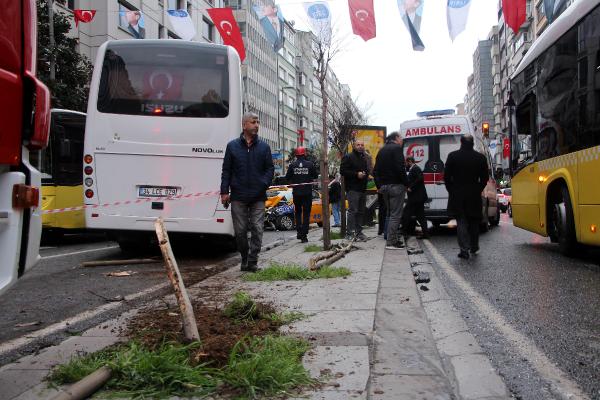 Şişli'de servis minibüsü önce iki İETT otobüsüne ardından taksiye çarptı 