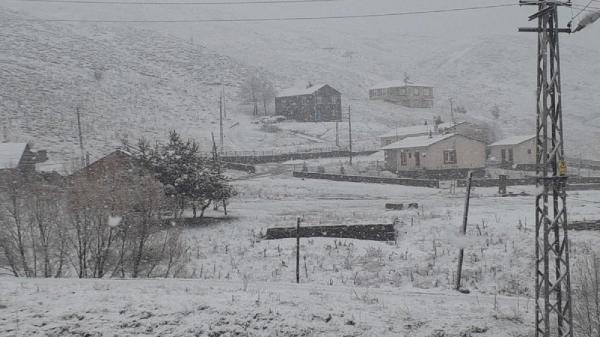 Sivas'ta yüksek kesimlere kar yağdı