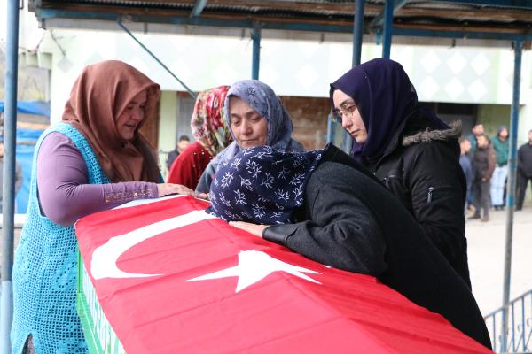 Soma’da karbonmonoksit zehirlenmesinden ölen madenci Zonguldak'ta toprağa verildi