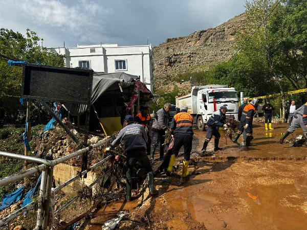 Su altında kalan Beyazsu Mesire Alanı'nda temizlik çalışması sürüyor