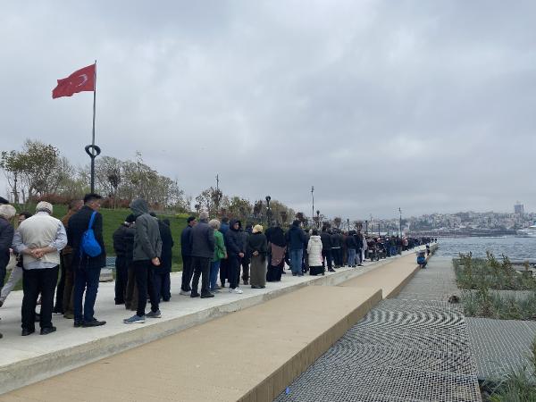 TCG Anadolu'ya 2. günde ziyaretçi akını: Metrelerce uzuklukta kuyruk oluştu