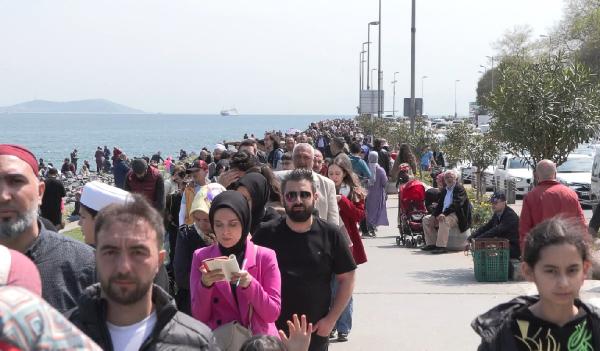 TCG Anadolu'ya bayramın ikinci gününde ziyaretçi akını