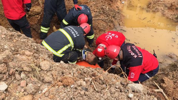 Temel kazısında toprak altında kalan inşaat işçisini itfaiye ve mesai arkadaşları kurtardı