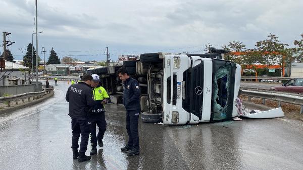 TIR devrildi, yolda uzun araç kuyrukları oluştu