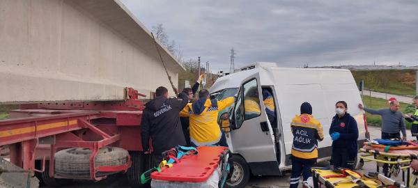 TIR'la çarpışan minibüsteki depremzede anne- baba ile 3 çocuğu yaralandı