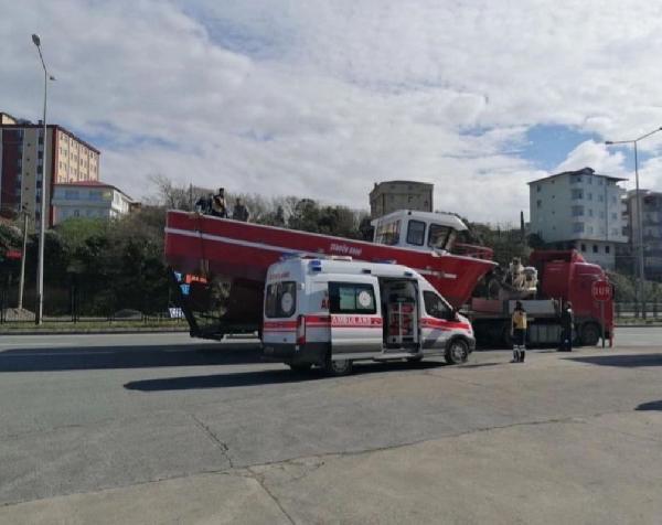 TIR'la taşınan tekne üzerinde başını üst geçide çarpıp, öldü