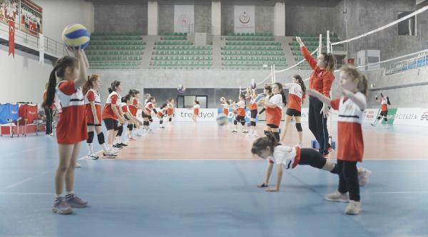 Trendyol ve Türkiye Voleybol Federasyonu’ndan deprem bölgesindeki çocuklara özel iş birliği 