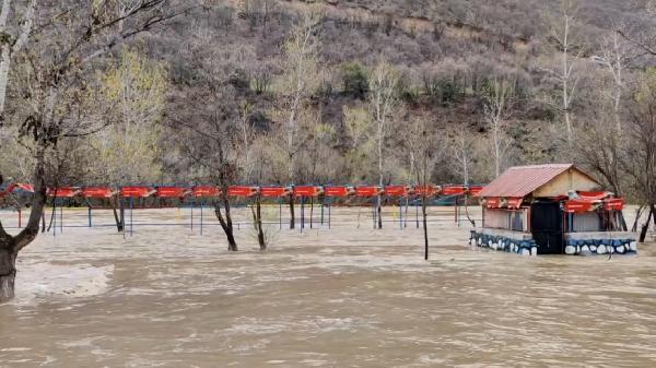 Tunceli’de sağanak; çayların taşmasıyla işletmeler su altında kaldı, Ovacık yolu kapandı