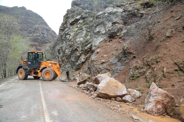 Tunceli’de sağanak nedeniyle kapanan Ovacık yolu açıldı