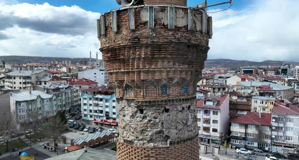 Ulu Cami'nin eğri minaresindeki 'kufi' yazılar restore edilecek