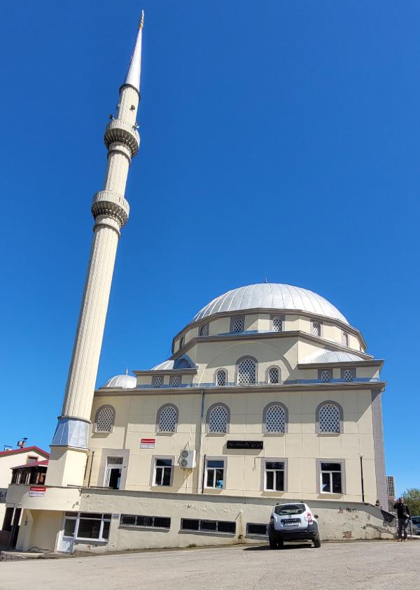 Üstte ibadet altta spor