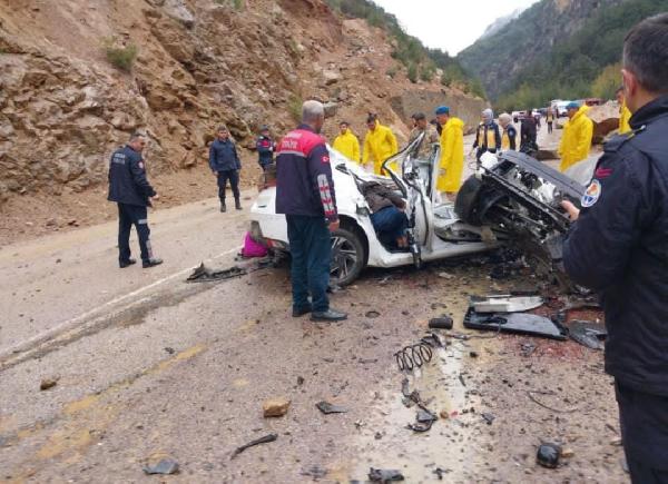 Üzerine kaya düşen otomobildeki 4 öğretmen öldü (2)- Yeniden