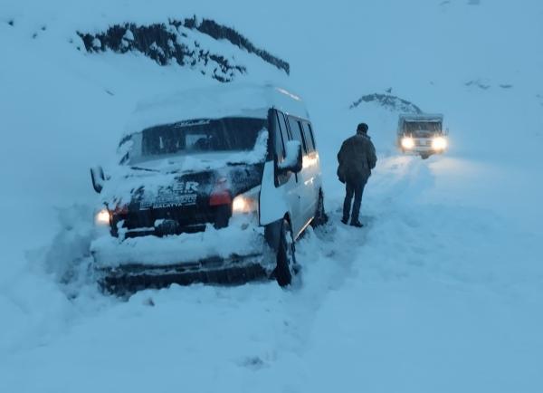 Van'da kapanan yollar açıldı, kara saplanan 3 minibüs kurtarıldı