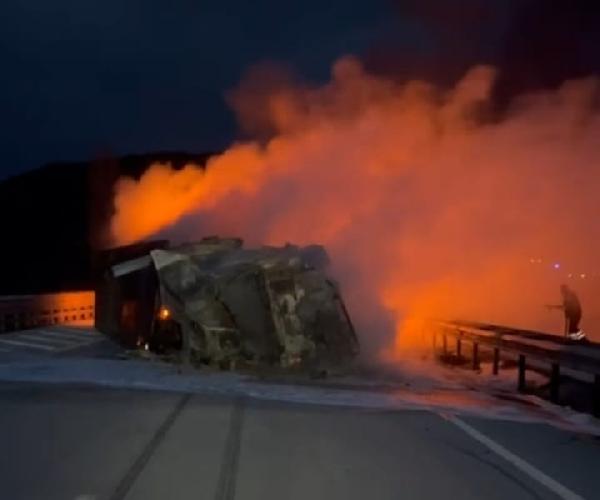 Yanan TIR'da ölen 2 kişinin kimlikleri belirlenmeye çalışılıyor