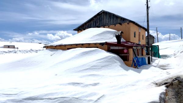 Yayla evleri, nisan sonunda kar altında