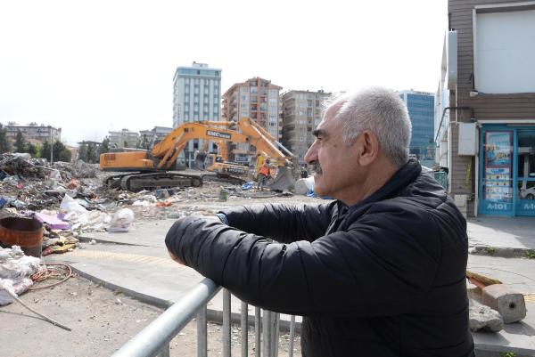 Yıkılan Galeria Sitesi'nin enkazında 56 yıllık emeğinden kalanları bekliyor