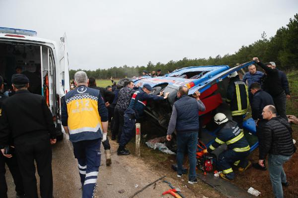 Yolcu otobüsü, 2 minibüse çarptı; 12'si jandarma personeli 14 yaralı (2)