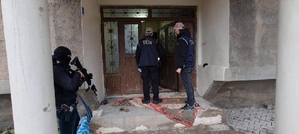 Yüksekova'da polis aracı taşlayan ve yasa dışı slogan atan 15 kişiye gözaltı