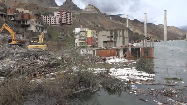 Yusufeli Barajı'nda su seviyesi 106 metreyi aştı; eski ilçeye son kez baktılar