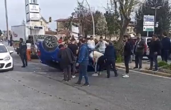 Zeytinburnu'nda ağaca çarpan otomobil takla attı: 1 ölü, 1 yaralı