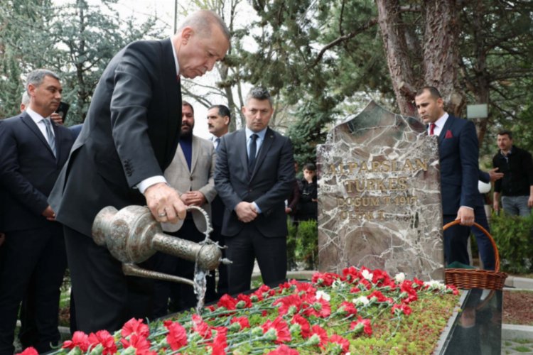 Cumhurbaşkanı Erdoğan'dan Türkeş'in kabrine ziyaret