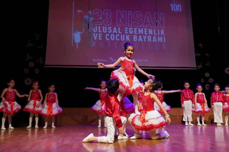 İstanbul Beylikdüzü'nde erken 23 Nisan