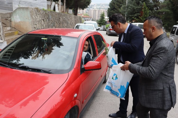 İzmit Belediyesi mezarlık ziyaretinde vatandaşları unutmadı