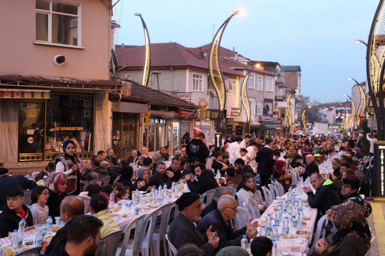 İzmit'in halk iftarına Kuruçeşmeliler akın etti