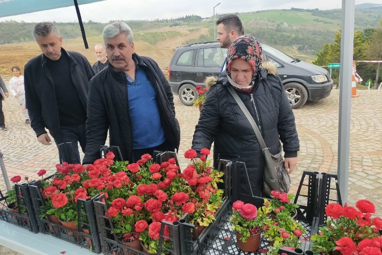 Kocaeli'den mezarlıklarda çiçek dağıtımı