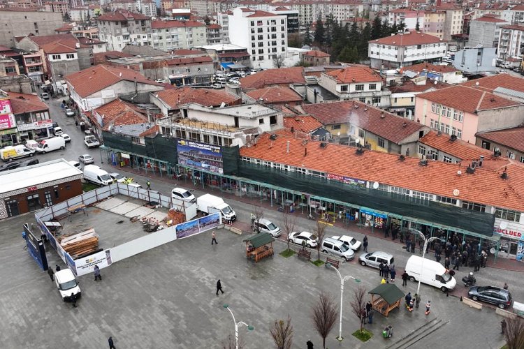 Konya Ereğli Kent Meydanı'nda cepheler iyileşiyor