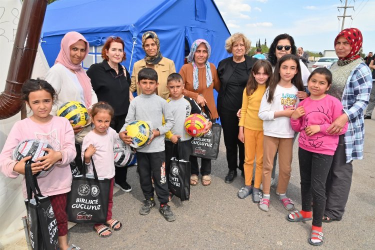 Manisa'da afet bölgesindeki çocuklara hediyeler