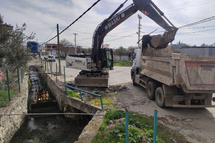 Manisa'da dere temizlikleri sürüyor