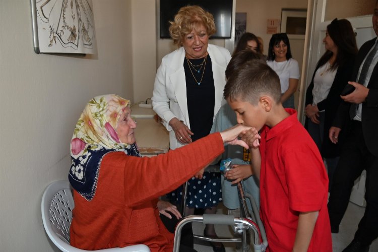 Manisa'da huzurevi sakinlerine bayramlık ziyaret