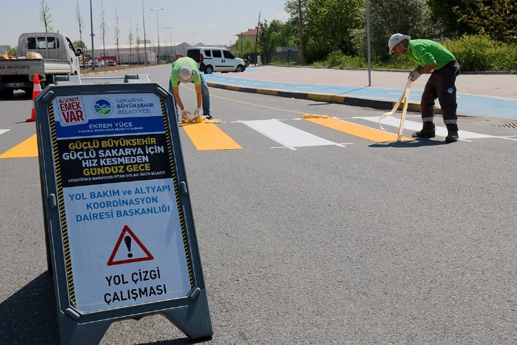 Sakarya'da 3 farklı noktada yol çizgi çalışması