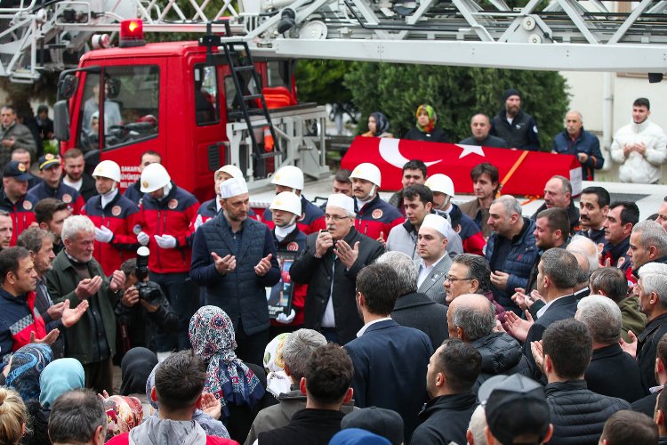 Sakarya'da şehit itfaiye eri dualarla uğurlandı