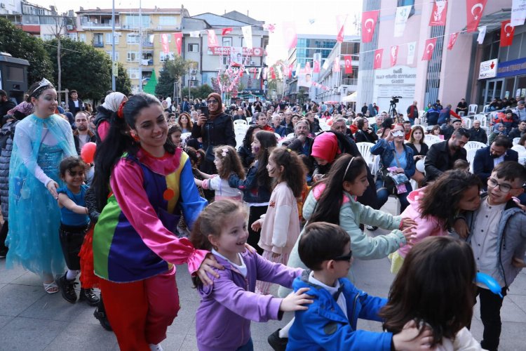 Şenliklerin ilk gününde İzmitliler gönüllerince eğlendi