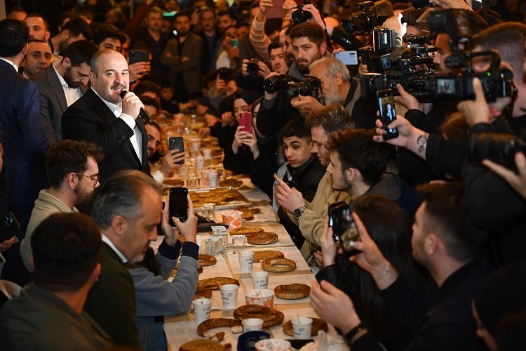 Togg'la geldi tahanlıyla sahur yaptı