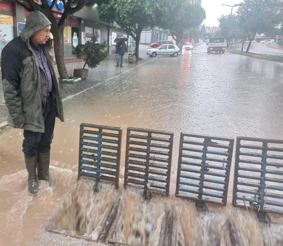 Adana’da 1 saatte metrekareye 37 kilogram yağış düştü