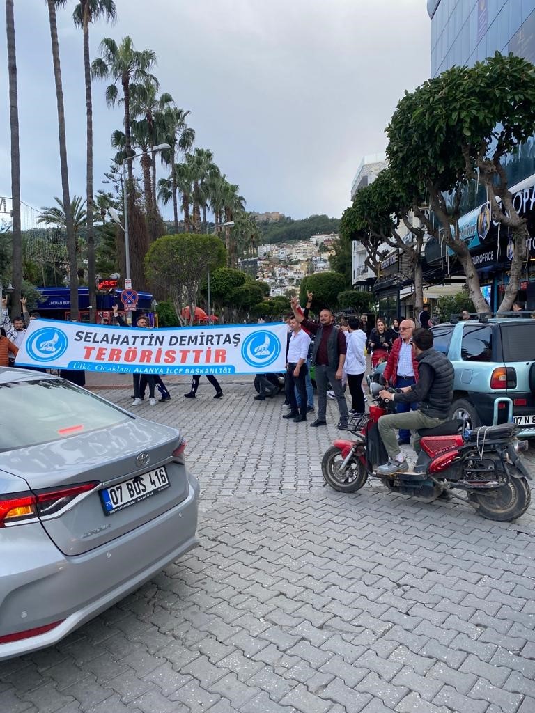 Alanya’da Ekrem İmamoğlu’na pankartlı protesto