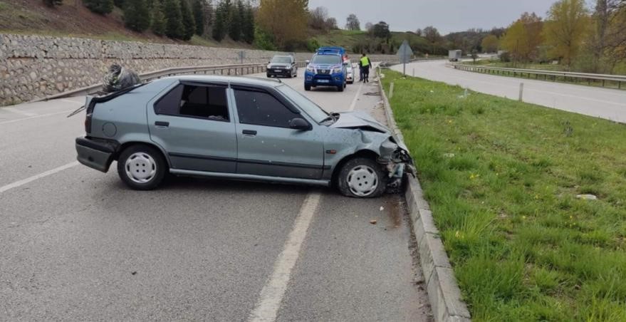 Amasya’da otomobil bariyerlere çaptı: 2 yaralı