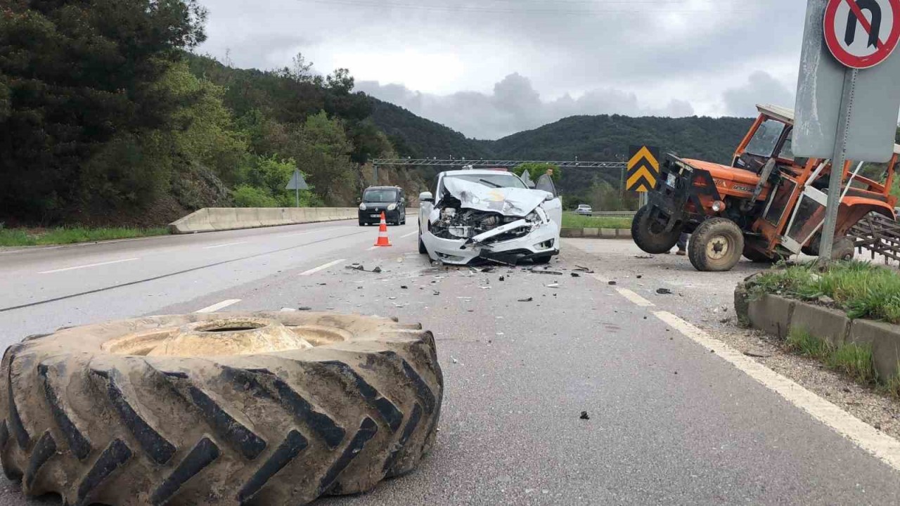 Amasya’da traktör ile otomobil çarpıştı, 3 yaralı