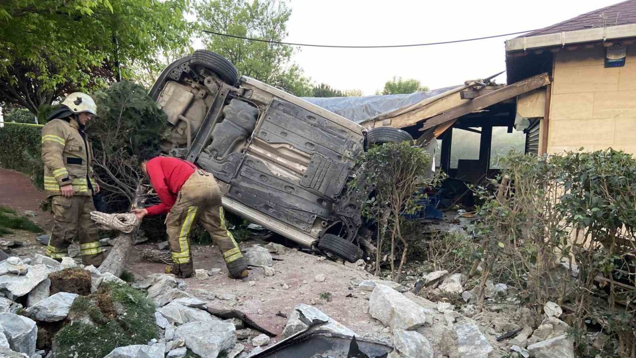 Bahçelievler’de otomobil kafenin bahçesine uçtu: 1 ağır yaralı