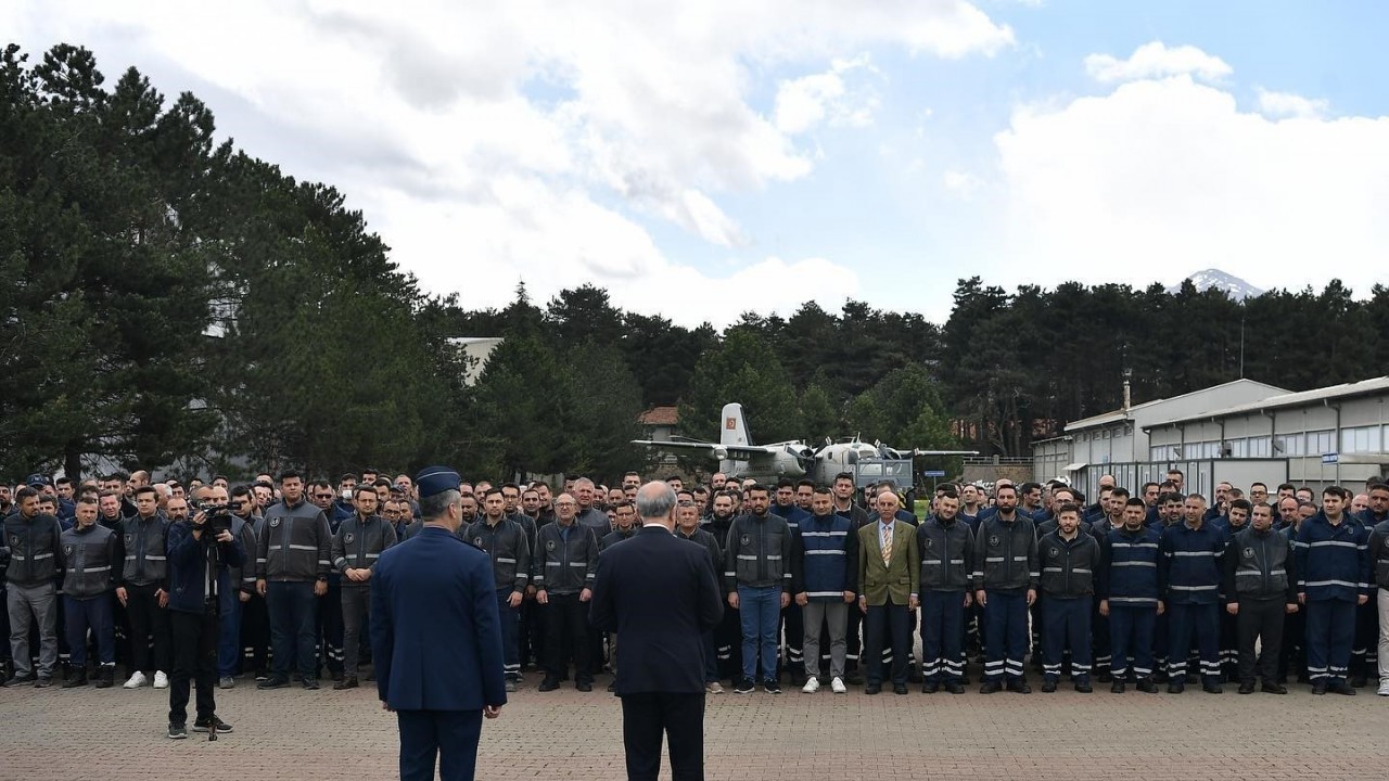 Bakan Akar ile Başkan Büyükkılıç, bayramlaşma programlarına TOGG ile katıldı