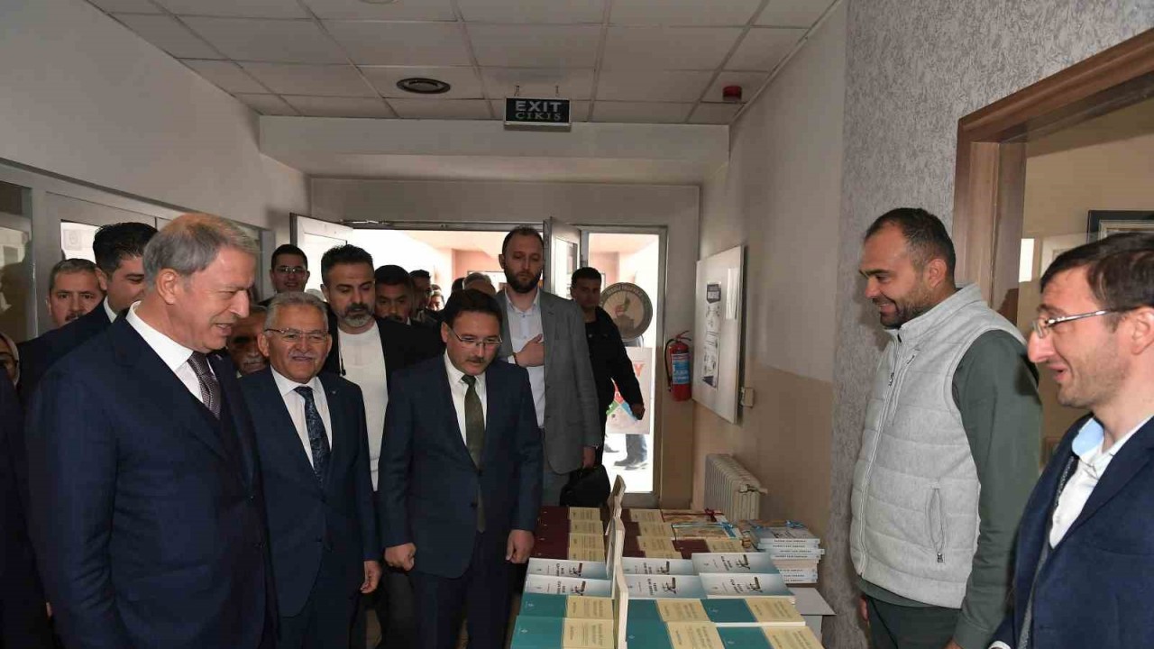 Bakan Akar Kayseri Lisesi Öğrencileriyle Buluştu